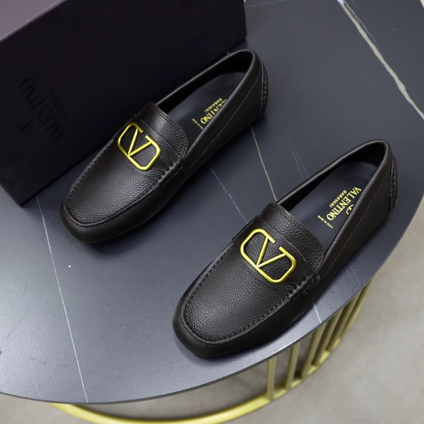 Men's shoes: 640💰VALENTINO, made of imported cowhide with imported water-dyed cow lining, iconic hardware and iconic wear-resistant outsole. 38-45 (customized at 45) VALENTINO packaging All orders enjoy the brand’s iconic product packaging